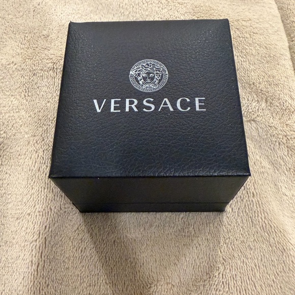 Versace ring - Picture 3 of 3